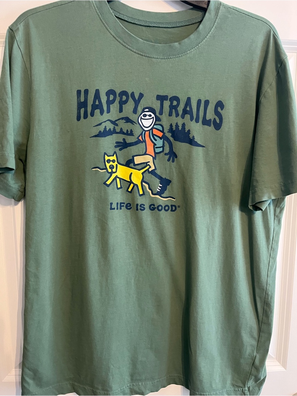 Life Is Good Men's Green 'Happy Trails' Graphic Tee with Yellow Dog